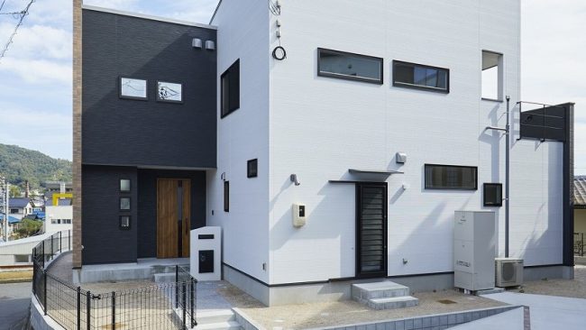 大きな吹き抜けを中心に家族がつながるスタイリッシュハウス